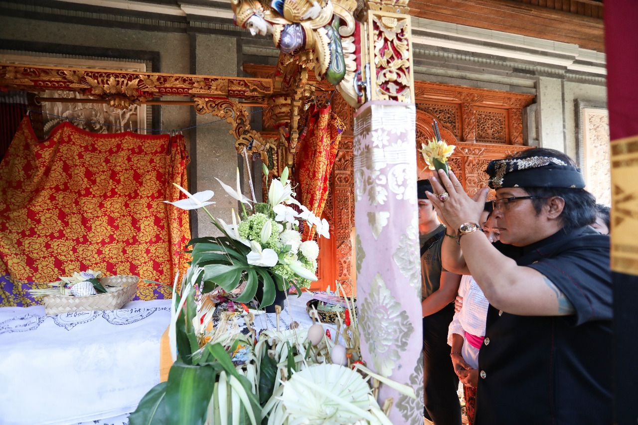 podiumnews.com-Bupati Badung Melayat Perbekel Canggu Almarhum Nengah Lana